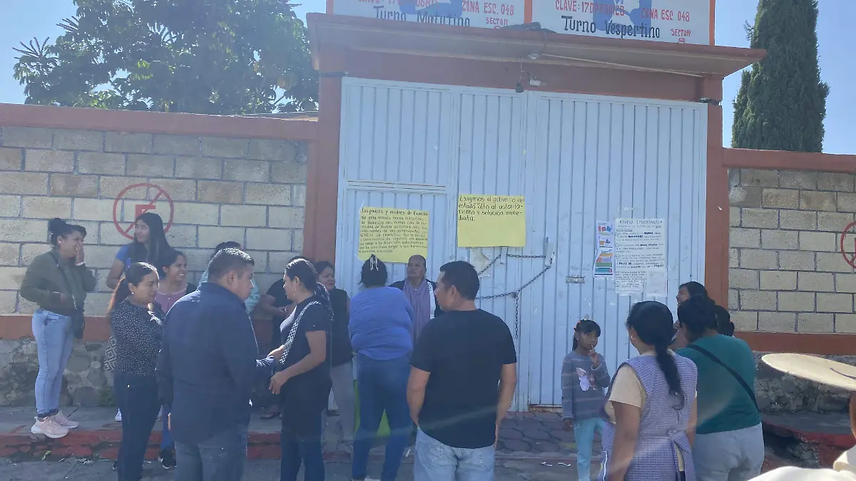 padres-de-familia-toman-escuela-en Temoac